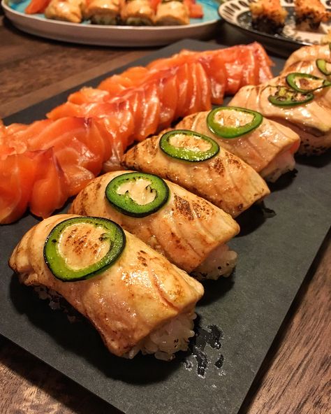 [Homemade] Salmon Aburi Sushi #recipes #food #cooking #delicious #foodie #foodrecipes #cook #recipe #health Salmon Aburi Sushi, Seared Salmon Sushi, Rainbow Restaurant, Aburi Salmon, Aburi Sushi, Sushi Diy, Diy Sushi, Sushi Sushi, Sushi Party