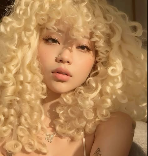 ᴘɪɴᴛᴇʀᴇsᴛ ⋆ ᴊᴏᴜɪʀxʙɪᴛᴄʜ Best Hair Dye Colors For Black Women, Curly Blonde Hair Character Art, Huge Curly Hair, Long Fluffy Hairstyles, Blonde Curly Hair Women, Blonde Curly Fro, Curly Haired Characters, Curly Hair Face Claims, Curly Puffy Hair