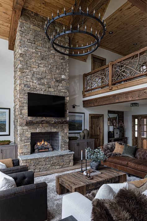 AguilarEaglesNestHiRes©HeatherIsonPhotography-5 Ranch Cabin Interior, Barndo Interior Design, Cabin Style Homes Interior, Modern Mountain Cottage, Mountain House Interior Design, Country Mountain Home, Modern Mountain Home Interiors, Modern Rustic Fireplace, Mountain Modern Living Room