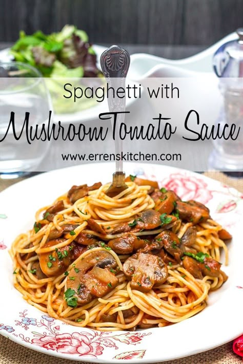 Spaghetti With Mushroom Tomato Sauce/// Mushroom Spaghetti Sauce, Mushrooms Sauce, Mushroom Pasta Sauce, Plain Spaghetti, Mushroom Tomato, Pasta Sauce Recipe, Easy Pasta Sauce, Tomato Pasta Sauce, Easy Pasta Dishes