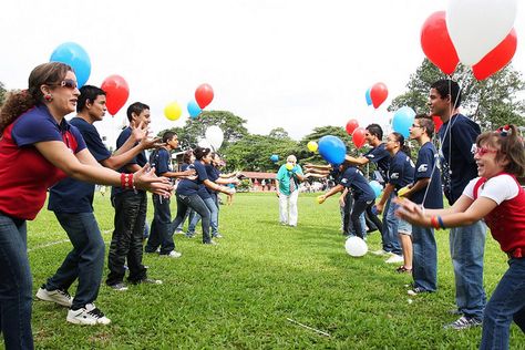 water balloon toss Water Balloon Toss, First Birthday Party Games, Beach Party Games, Garden Party Games, Outdoor Party Games, Fun Group Games, Indoor Games For Kids, Water Balloons, Friends Party