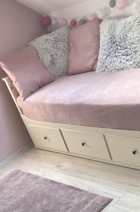 Ikea Hemnes Daybed, Ikea Hemnes Bed, Ikea Daybed, Hemnes Ikea, Hemnes Bed, Daybed Room, Dorm Room Diy, Condo Interior, Ikea Bedroom