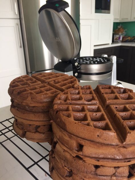 Chocolate Waffle Recipe, Belgian Waffles Recipe, Waffle Iron Recipes, Belgian Food, Waffle Ingredients, Waffle Maker Recipes, Belgian Waffle Maker, Unsweetened Cocoa Powder, Chocolate Waffles