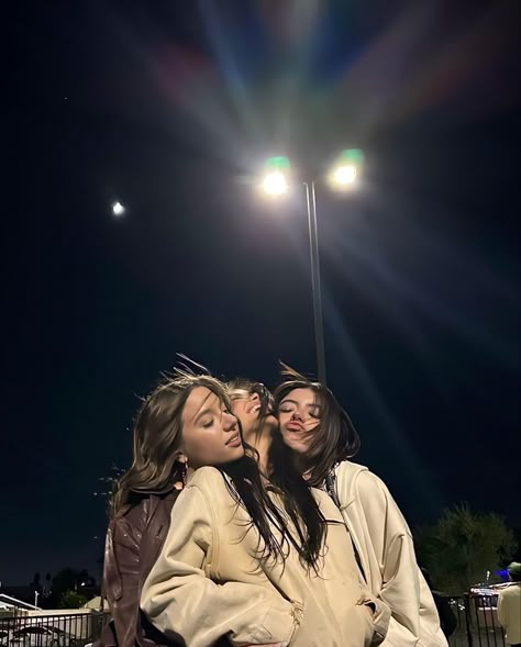 Trio Best Friends Aesthetic, Disco Ideas, Trio Pics, Sophia Birlem, Kenzie Ziegler, Friends Pic, Under My Umbrella, Friend Poses Photography, Best Friends Aesthetic