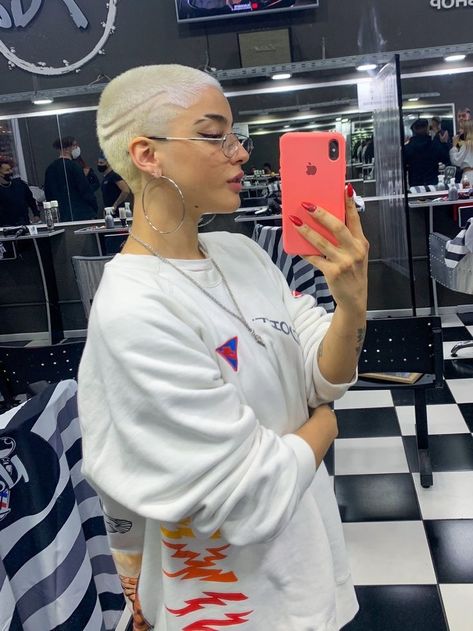 Buzzcut Natural Hair, Cool Shaved Hair Designs, Shaved Hair Girl, Bleached Buzzcut Women, Blonde Buzzcut Woman, Shaved Blonde, Buzzed Hair Women, Buzzcut Girl, Buzz Cut Women