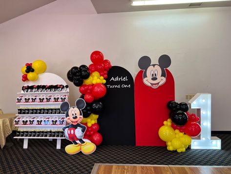 Mickey Mouse Backdrop Ideas, Mickey Backdrop, Mickey Mouse Backdrop, Mickey Mouse Centerpieces, Mickey Mouse Birthday Decorations, Mickey First Birthday, Mickey Mouse Themed Birthday Party, Mickey Mouse Balloons, Mickey Mouse First Birthday