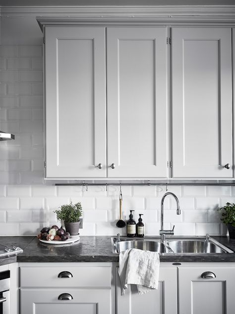 Nordhemsgatan 45C, Chic Nordic apartment in gray tones Grey Kitchen Ideas Modern, White Tile Wall, Grey Kitchen Ideas, Grey Kitchen Designs, Kitchen Ideas Modern, Kabinet Dapur, Le Vide, Grey Kitchen Cabinets, Tile Wall