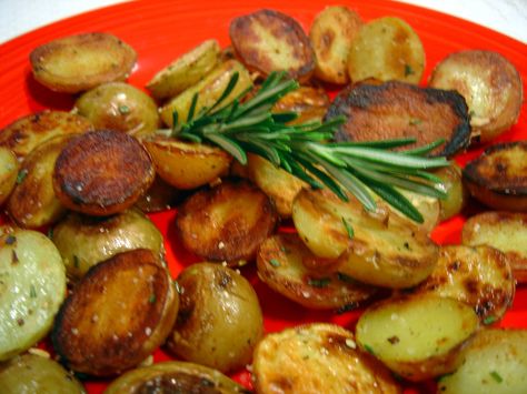 Crispy Rosemary Potatoes Rosemary Recipes, Food Potatoes, Rosemary Potatoes, One Potato, Fresh Potato, Savory Sides, Cooking For A Crowd, Delicious Vegetables, Crispy Potatoes