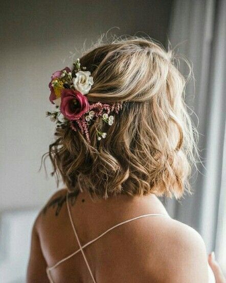 Short Flower Hairstyles, Bridesmaid Hair Ideas Short, Short Simple Wedding Hair, Short Hair With Flowers Wedding, Wedding Hair For Bride Medium Length, Whimsical Wedding Hair Short, Boho Wedding Hair Short Curly, Short Wedding Hair With Flowers, Wedding Hairstyles Bob Length