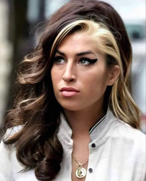 Amy Winehouse Hairstyle, Amy Winehouse Blonde Streak, Amy Winehouse Hair Tutorial, Amy Winehouse Blonde, Amy Winehouse Hair, Amy Winehouse Black, White Streak In Hair, Amy Wine, Amy Winehouse Style