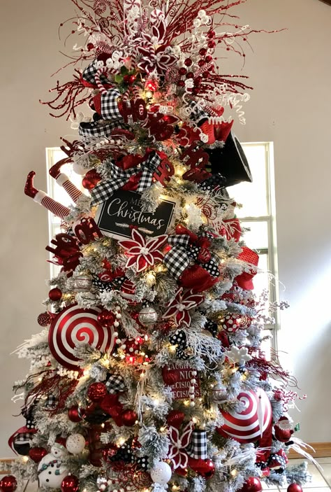 Red black and white Christmas tree by christmas Envy Lindsey Beck message me for details! White Christmas Tree Decorations, Christmas Tree Decorating Themes, Silver Christmas Tree, Red Christmas Tree, Black Christmas Trees, Christmas Tree Inspiration, White Christmas Trees, Christmas Tree Ideas, Christmas Tree With Gifts