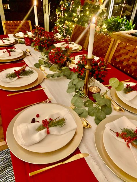 Red Tablecloth Christmas Table, Green Christmas Table Settings, Christmas Table Settings Elegant, Christmas Table Settings Ideas, Christmas Table Setting Ideas, Table Settings Ideas, Holiday Event Decor, Christmas Dinner Decorations, Christmas Dinner Table Settings