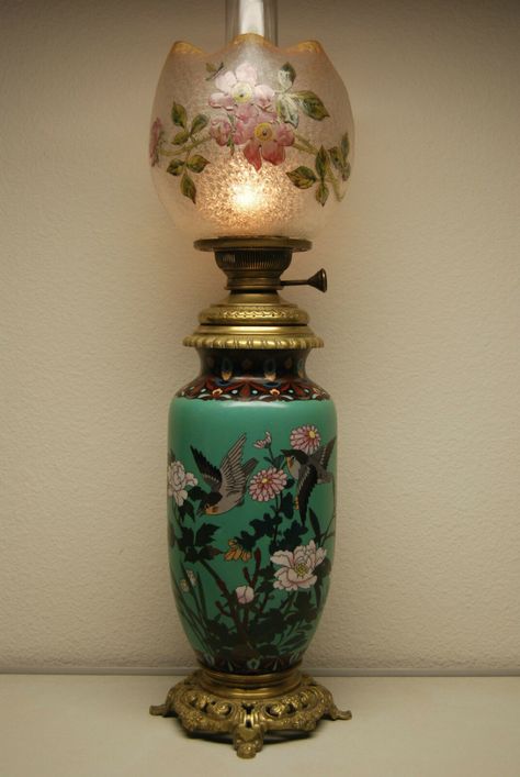 Victorian Lighting, Lampe Art Deco, Victorian Lamps, Enamel Art, Antique Oil Lamps, Oil Lantern, Large Lamps, Old Lamps, Lampe Decoration