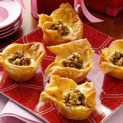 Muffin Tin Desserts, Homemade Baklava, Baklava Cheesecake, Cream Cheese Pastry, Cheesecake Tarts, Tarts Recipe, Baklava Recipe, Potluck Desserts, Phyllo Dough