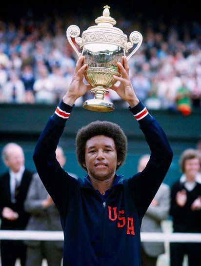 Tennis player Arthur Ashe, the first black man to win the Wimbledon singles' championship. Chris Evert, Arthur Ashe, John Mcenroe, Tennis Legends, Vintage Tennis, Venus Williams, Sport Icon, Sports Hero, Sports Figures