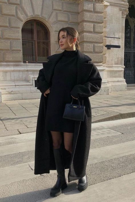 , short knit dress with long black cout Palto Woman, Long Black Coat Outfit, Party Outfits Winter, Long Black Coat Women, Ootd Christmas, Coat Outfit Ideas, Black Coat Outfit, Coat Outfit Casual, Long Coat Outfit