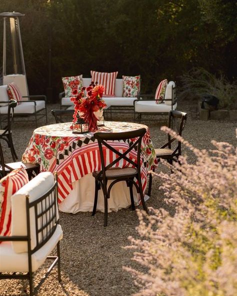 Tuscany Flowers on Instagram: "We already dream of the next summer party we will decor✨ Planning: @jzevents Design: @lakecomoweddings Location: rosewoodcastigliondelbosco Florals: TuscanyFlowers Photo: @davidbastianoni #tomatoes #pizzaparty #welcomeparty #tuscandinner #tomatoesart #tuscanwedding #tuscanweddingstyle #tuscanweddingvenue #tomatoesofinstagram #italiannight #italianparty #pizzalover #luxuryeventdesign" Tuscany Welcome Party, Red Italian Aesthetic, Colorful Italian Wedding, Thats Amore Party, Tomato Decor, Tuscany Flowers, Tomato Party, Backyard Table, Italian Party