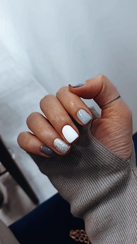 shades of gray🤍 If you love this pin let me know <3 Short Nails November, Nails Trends 2022, Grey Fall Nails, White Nails Fall, Short White Nails, White Short Nails, Nails Girly, Nails November, Gel Toe Nails