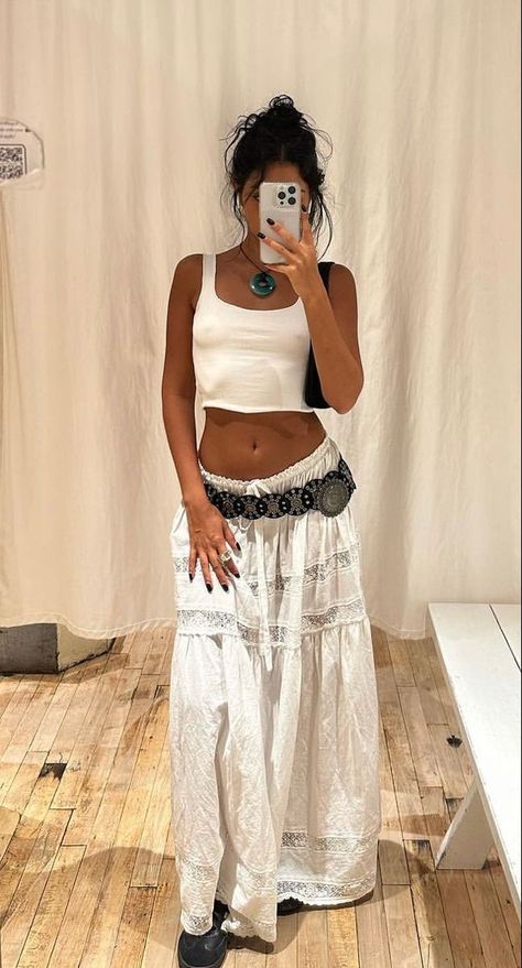 Tan Maxi Skirt Outfit, White Flowy Skirt, White Skirt Outfits, Rock Outfit, Outfit Inspo Summer, Stylish Work Attire, Skirt Summer, 90s Fashion Outfits, Boho Chic Outfits