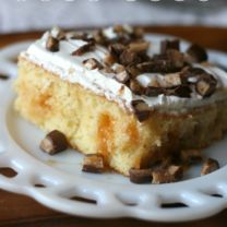 This Cannoli Poke Cake recipe couldn't be easier to make. You start with a basic cake mix and add on a couple more items and WOW! This is dessert nirvana. Candy Bar Recipe, Poke Cake Recipe, Easy Candy, Fresh Meals, Family Fresh Meals, Poke Cake Recipes, Poke Cakes, A Piece Of Cake, Poke Cake