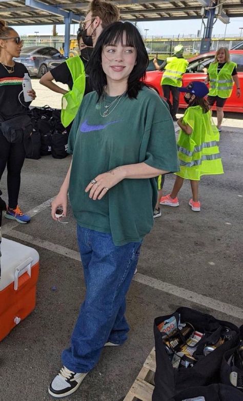 Billie Eilish Full Body Photo, Short Wolf Haircut, Billie Eilish Outfits, Costume Green, Wolf Haircut, Girlfriend Material, Trendy Hairstyle, Oui Oui, 60 Minutes