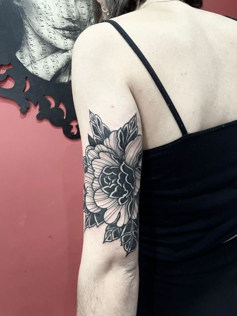 Flower Tattoo On Elbow, Trippy Floral Tattoo, Flower Tattoo Arm Women, Black Shoulder Tattoo, Bold Floral Tattoo, Heavy Black Tattoo, Flower Elbow Tattoo, Japanese Floral Tattoo, Outer Arm Tattoo