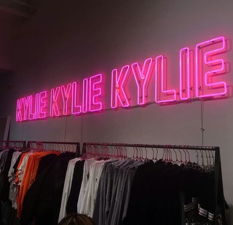 Kylie Cosmetics Pop Up Shop Kylie Jenner Pop Up Shop, Lettering Challenge, Kylie Cosmetic, Glitter Iphone Case, Diy Vanity, Glam Room, King Kylie, Jenner Outfits, Glitter Diy