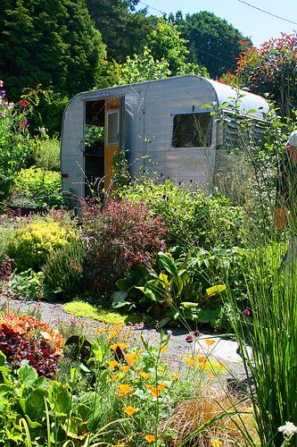 garden trailer Garden Retreat, I Feel Bad, Butterfly Houses, Cottage Garden Design, Vintage Trailer, Remember Me, Love Garden, Vintage Trailers, Garden Studio