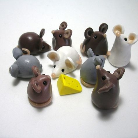 clay mouse idea Clay Mice, Mouse Crafts, Polymer Clay Figures, How To Make Clay, Polymer Clay Animals, Polymer Clay Miniatures, Clay Animals, Modeling Clay, Clay Miniatures