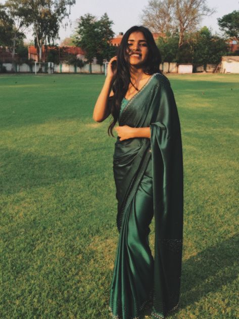 Farewell Sarees For Dark Skin, Girls Saree, 12th Farewell Sarees, Traditional Girl, Poses In Sari, Saree Cute Poses, Saree Green, Saree Inspo For Farewell, Girl In Saree