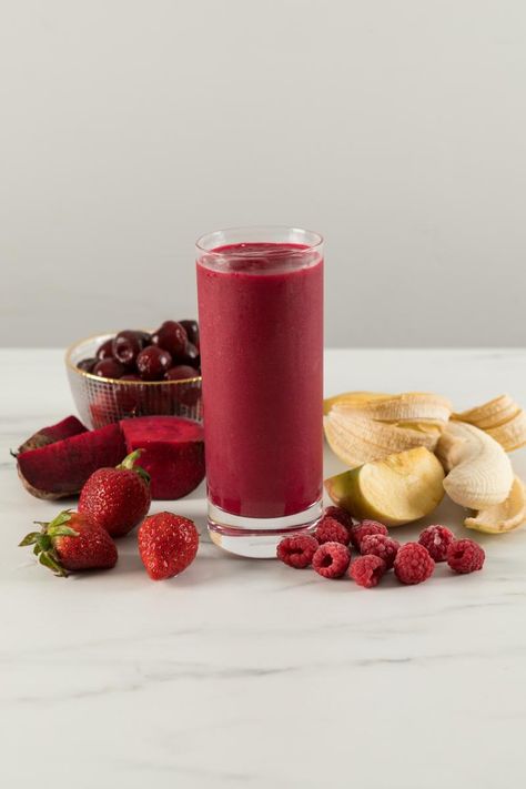 No mistaking the gorgeous red glow of this powerhouse smoothie! Beet juice, whole cherries, raspberries and strawberries make this antioxidant-packed smoothie a sweet choice indeed. Smoothie Beet, Ginger Turmeric Smoothie, Juices Recipes, Maca Smoothie, Raspberry Juice, Super Healthy Smoothie Recipes, Easy Healthy Smoothie Recipes, Super Healthy Smoothies, Dairy Free Smoothies