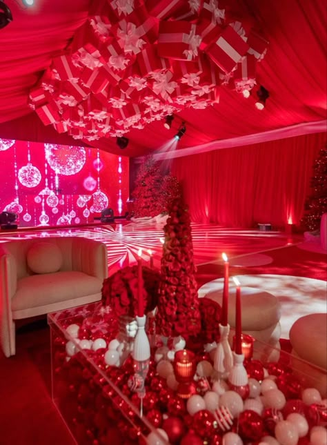 Glam Christmas Party Decor, Holiday Party Corporate, Christmas Event Decor Ideas, All Red Christmas, Corporate Christmas Party Ideas, Luxury Christmas Party, Christmas Event Ideas, Concert Decor, Christmas Decir