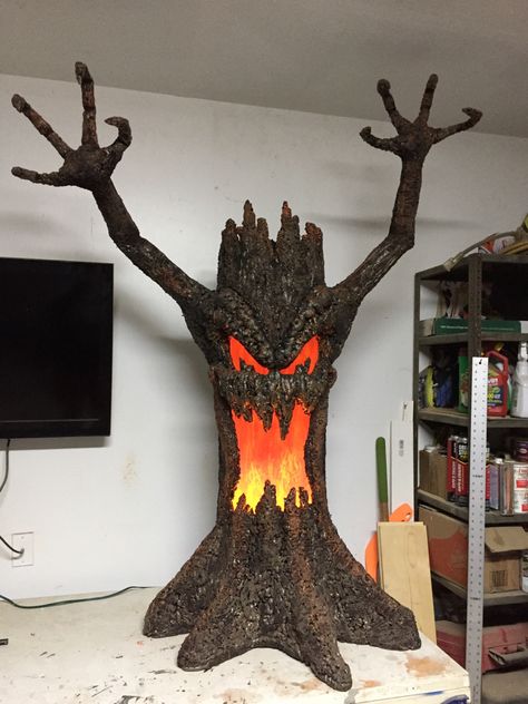 Dekorasi Halloween, Haunted Tree, Scary Halloween Decorations Outdoor, Halloween Camping, Scary Halloween Decorations Diy, Spooky Tree, Halloween Diy Outdoor, Halloween Outside, Casa Halloween