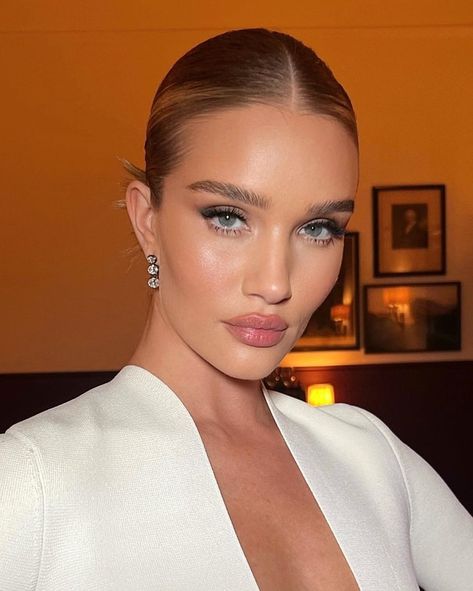 Rosie Huntington-Whiteley Rosie Huntington Whiteley Makeup, Nikki Makeup, Eyebrow Trends, Celebrity Makeup Looks, Fresh Makeup, Mode Zara, Rosie Huntington, Bridal Makeup Looks, Kelly Bag