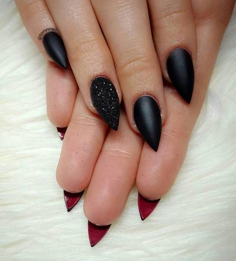 If You Love To Wear Black, Then These 17 Nail Looks Are For You Short Stiletto Nails, Nails With Red, Stiletto Nails Short, Short Stiletto, Black Stiletto Nails, Violet Pastel, Sharp Nails, Pointy Nails, Matte Black Nails