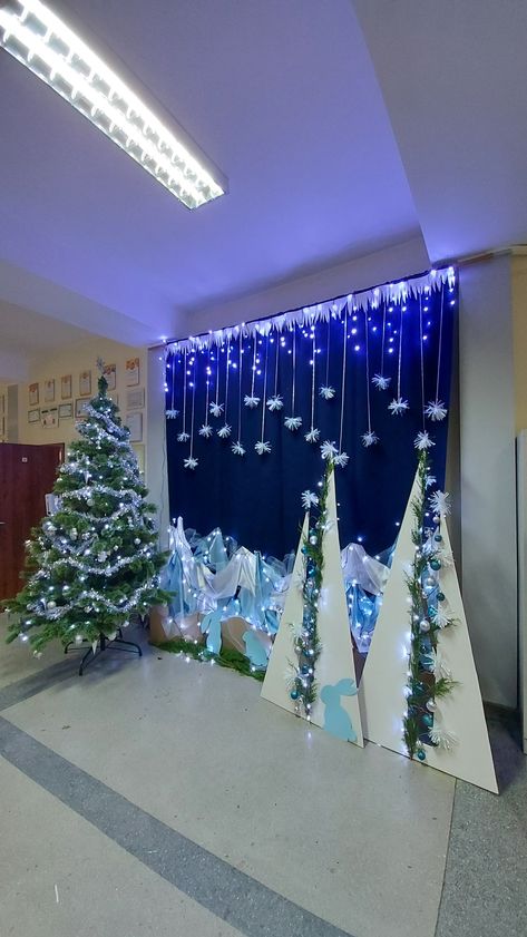 Winter Display School, School Stage Decoration Ideas Christmas, Holiday Concert Decorations, Winter Wonderland Christmas Door Decorations, White Christmas Classroom Decor, Stage School Decorations, Winter Decor Ideas For School, Winter Wonderland Stage Decorations, School Holiday Shop Themes