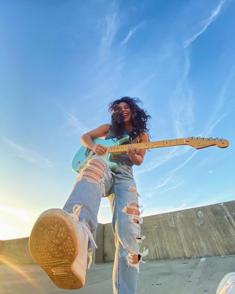 Guitar, girl guitarist, fender guitar Guitar Model Photography, Guitar Photography Pose, Guitar Playing Poses, Musician Senior Photos, Photo Pose With Guitar, Guitar Portrait Photography, How To Pose With Guitar, Guitar Graduation Pictures, Poses With Electric Guitar