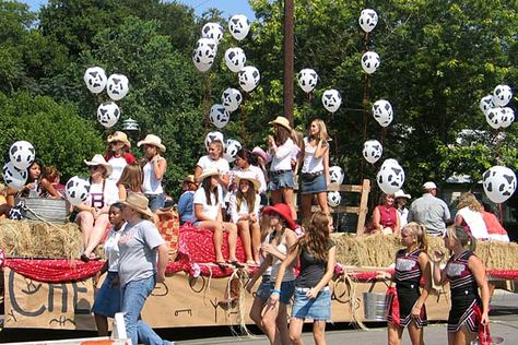 Bastrop Homecoming and Rodeo - Parade Photos Page 2 County Fair Parade Float Ideas, Ffa Homecoming Float, Western Theme Parade Float Ideas, Cowboy Float Parade, Western Float Ideas, Softball Team Mom Ideas, Western Parade Float Ideas, Western Parade Float, Senior Activities Ideas