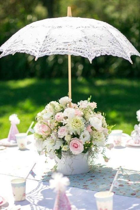 Tea party decor ideas, decorate with fresh florals. Click to see the rest of these elegant tea party ideas in the post! Bridal Cake, Umbrella Decorations, Tafel Decor, Summer Bridal Showers, Tea Party Decorations, Easter Cake, Tea Party Bridal Shower, Shower Centerpieces, Tea Party Garden