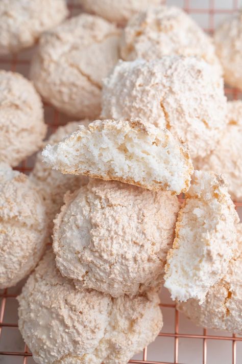 Kokosmakronen are sweet and chewy coconut cookies popular in Germany. Made with just shredded coconut, egg whites, and sugar, they're baked until golden on the outside and soft on the inside. These delightful treats offer a deliciously satisfying coconut flavor in every bite. Coconut Almond Macaroons, Coconut Macaroons With Sweetened Condensed Milk, Bakers Coconut Macaroons, Simple Coconut Macaroons, Perfect Coconut Macaroons, Coconut Macaroons, Coconut Cookies, Unsweetened Coconut, Egg Whites