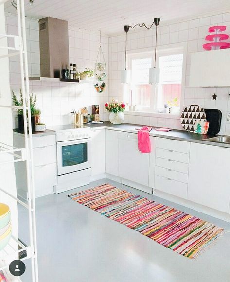 College Patio Decor, White Apartment With Pops Of Color, Trendy Apartment Decor Kitchen, Preppy Apartment Kitchen, Girly Apartment Kitchen, Girly Apartment Ideas Kitchen, College Apartment Kitchen Ideas, Living Room Ideas College, College Girl Living Room