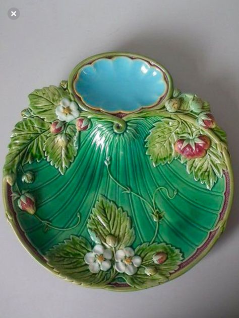 Majolica serving dish Decorating With Majolica, Strawberry Dishes, Green Ground, Majolica Pottery, Antique Pottery, Modern Pottery, China Patterns, Glazes For Pottery, Antique Porcelain