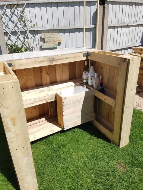 Diy Small Outdoor Bar, Mobile Tiki Bar, Homemade Tiki Bar, Mini Mobile Bar, Pallet Tiki Bar Ideas Diy, Diy Portable Bar Ideas, Diy Folding Bar, Outdoor Tiki Bar Ideas, Pop Up Bar Ideas