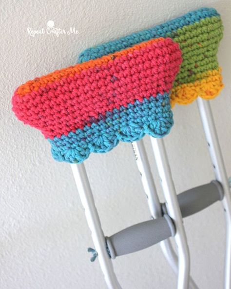 Crochet Crutch Cover, Crochet Crutch Cover Free Pattern, Crutches Diy, Crochet Medical, Crutch Covers, Crutch Pad, Chunky Yarn Crochet, Cushion Tutorial, Caron Cakes