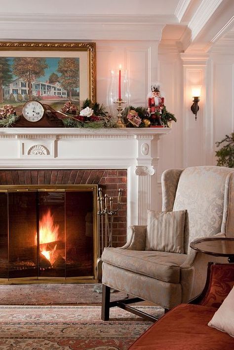 Christmas Living Room Decorating Ideas, Living Room Decoration Ideas, Antique Rocking Chairs, Christmas Colour Schemes, Room Decoration Ideas, Living Room Decorating Ideas, Christmas Living Room, Living Room Decorating, Christmas Interiors