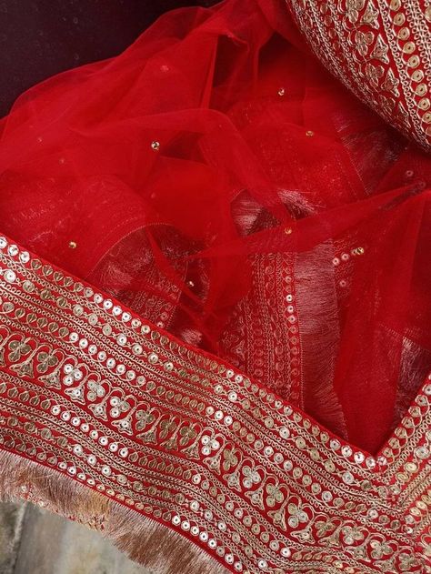 Bridal Dupatta Designs, Duppattas Designs Ideas, Indian Bridal Wear Red, Punjabi Dress Design, Lehenga Saree Design, Marriage Dress, Bridal Dupatta, Indian Bride Outfits, Latest Bridal Dresses