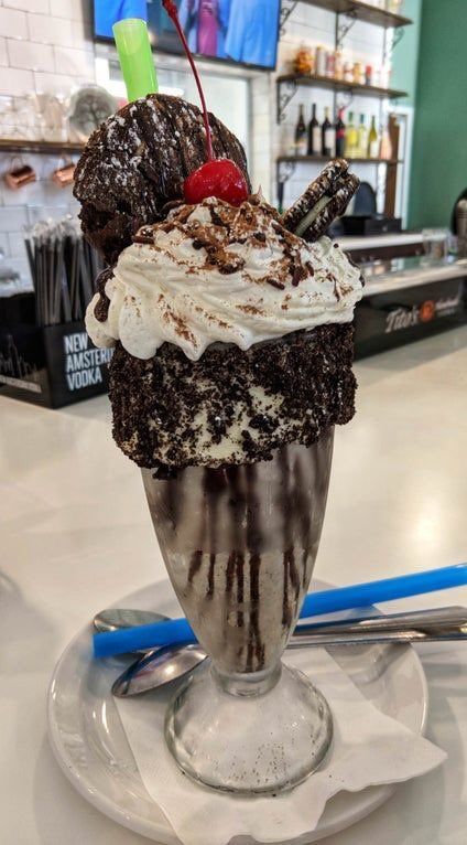 Dessert Original, Oreo Milkshake, Yummy Ice Cream, Junk Food Snacks, Sweet Drinks, Think Food, Food Drinks Dessert, Fun Baking Recipes, Ice Cream Sundae