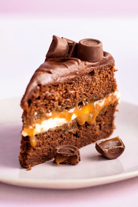 You have to see the recipe for this wicked chocolate caramel Rolo cake! Amazing rolo recipe! Rolo Cake Recipe, Rolo Cake, Puding Cake, Rolo Chocolate, Caramel Cake Recipe, Recipes Cake, Birthday Cake Chocolate, Birthday Cakes For Men, Layered Cake