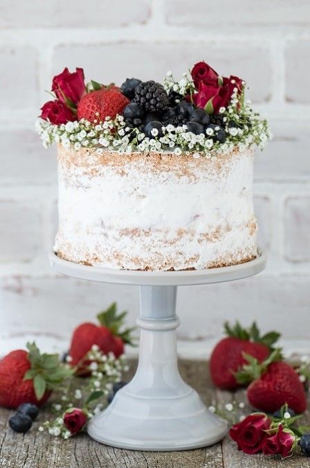 Naked Vanilla Berry Ice Cream Cake with easy no churn ice cream and cool whip frosting! Ice Cream Wedding, Berry Ice Cream, Vanilla Bean Cake, Cream Wedding Cakes, Vanilla Bean Cakes, Bean Cake, Ice Cream Cake Recipe, Cream Wedding, Köstliche Desserts