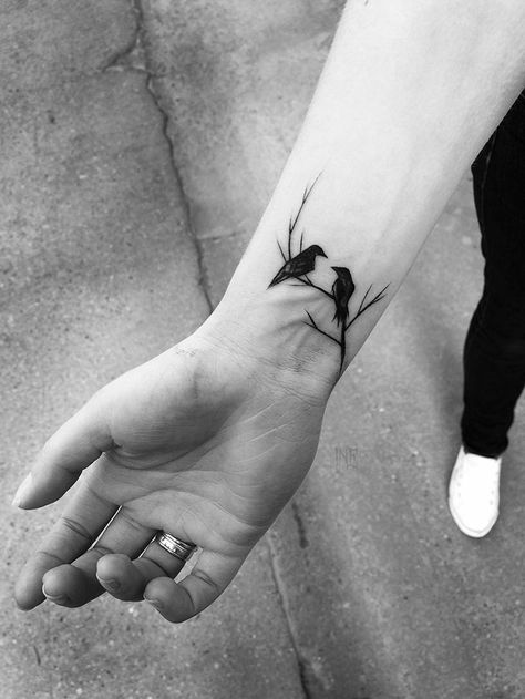 Polish Tattoo Artist Shows The Beauty Of Imperfection With Her Sketch Tattoos (10+ Pics) Rabe Tattoo, Polish Tattoos, Bird Tattoo Wrist, Tato Henna, Men Tattoos, Wrist Tattoos For Guys, Crow Tattoo, Raven Tattoo, Cat Tattoos